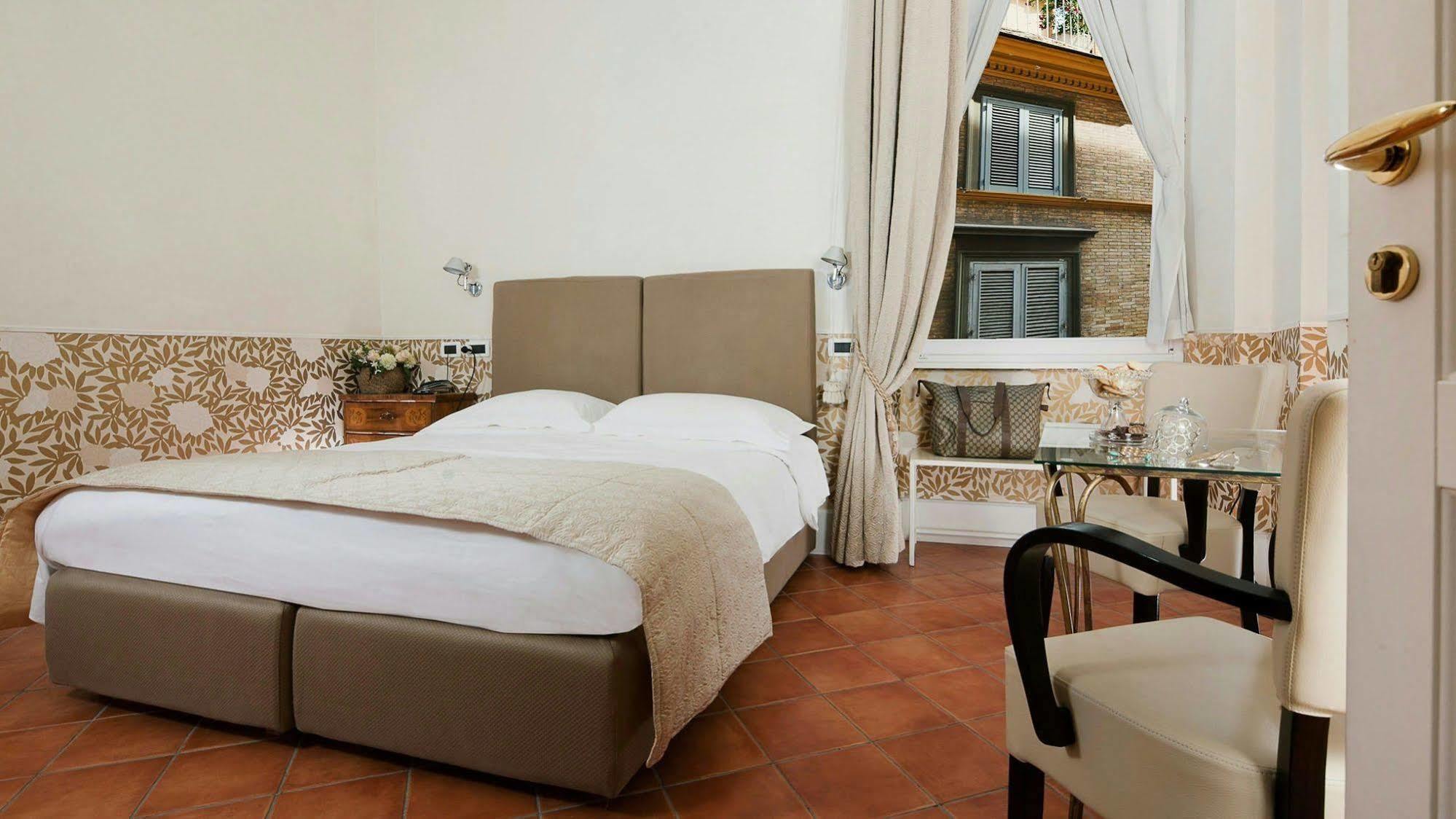 Alojamento de Acomodação e Pequeno-almoço Caesar House Residenze Romane 3*