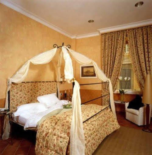 Alojamento de Acomodação e Pequeno-almoço Caesar House Residenze Romane 3*